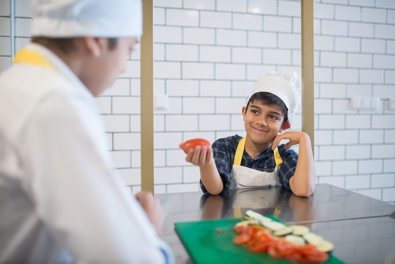 Mittagstisch für Kinder Gruppe Köche