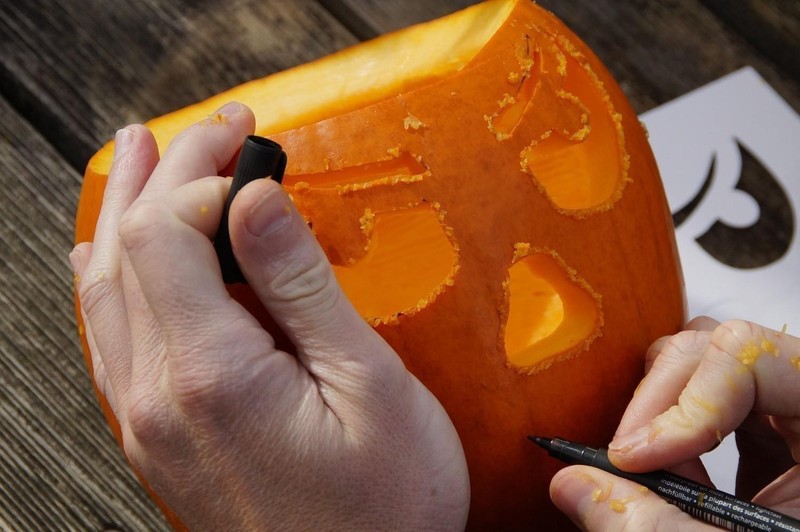 Thea's Kreativwerkstatt: Halloween-Kürbisse schnitzen