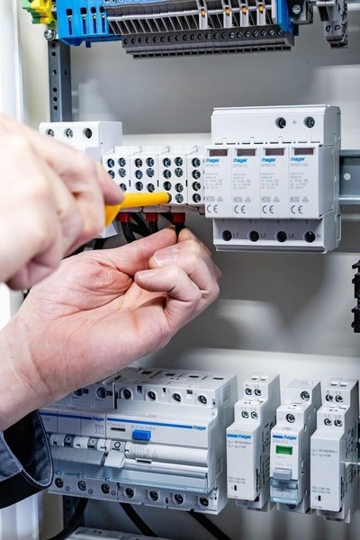 Block 1, Elektrotechnik Burgert, Ausbildung zum Elektroniker in Fachrtg. Energie- u. Gebäudetechnik